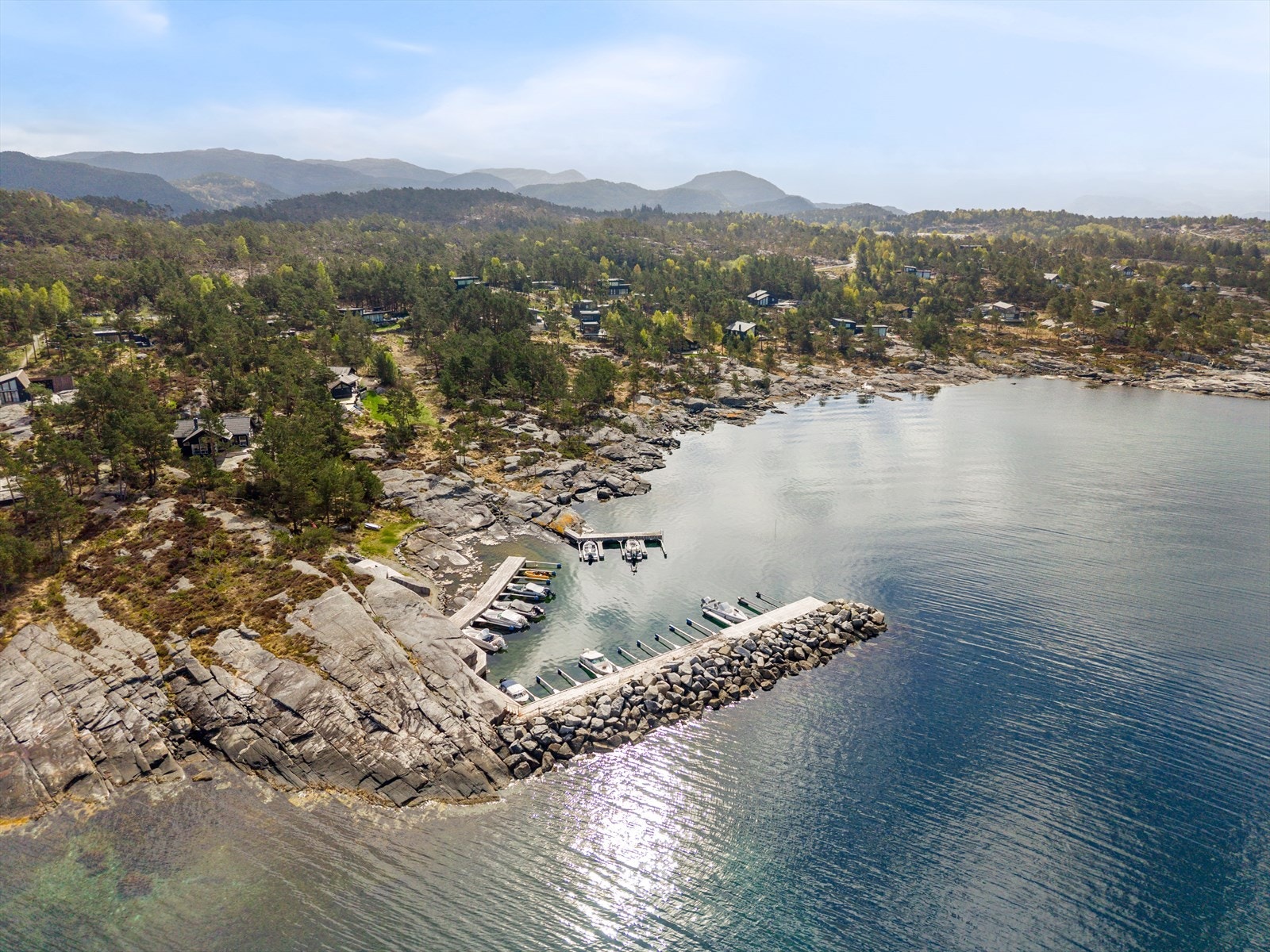 Et velplassert hyttefelt, fint spredt i naturen og med godt bryggeanlegg og svaberg, samt småstrender for bading og lek. Galleribilde