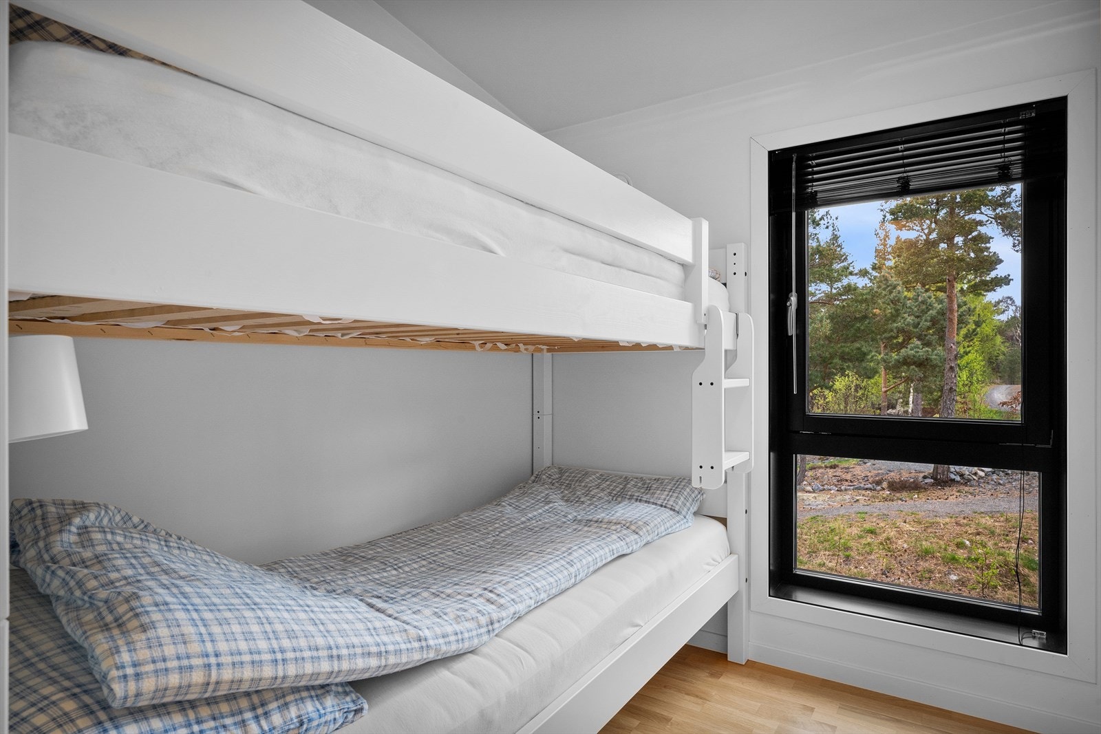 1 av 5 soverom, 3 i etasjen oppe. Gir kapasitet for venner og familie på besøk. Perfekt som egen barne/ungdomsavdeling. Galleribilde