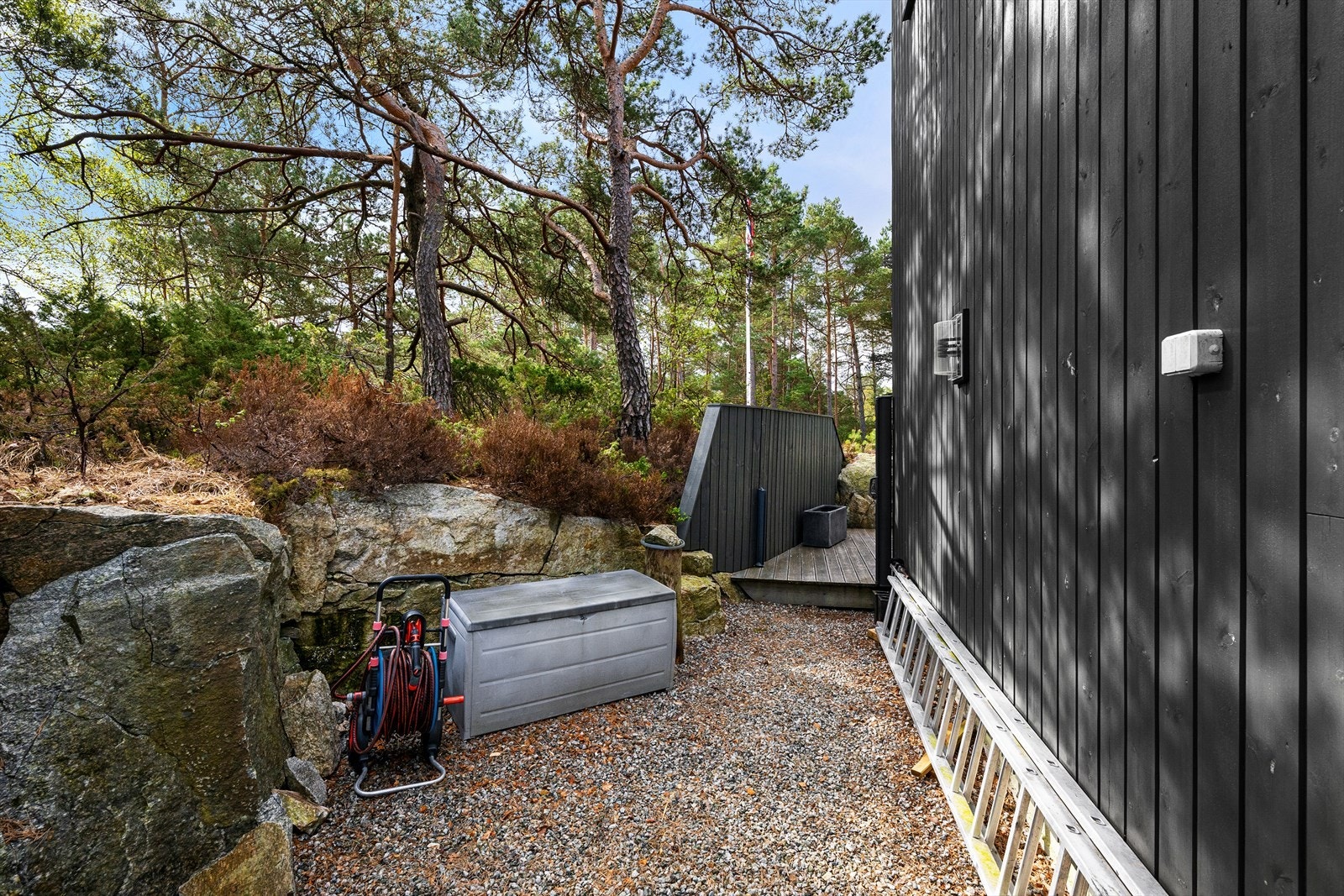 Passasje rundt hytten og direkte kontakt med naturen. Fin integrering i terrenget. Galleribilde