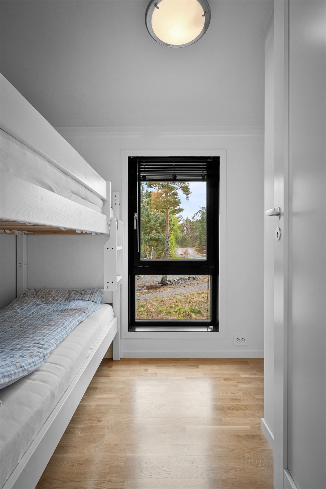 1 av 5 soverom, 3 i etasjen oppe. Gir kapasitet for venner og familie på besøk. Perfekt som egen barne/ungdomsavdeling. Galleribilde