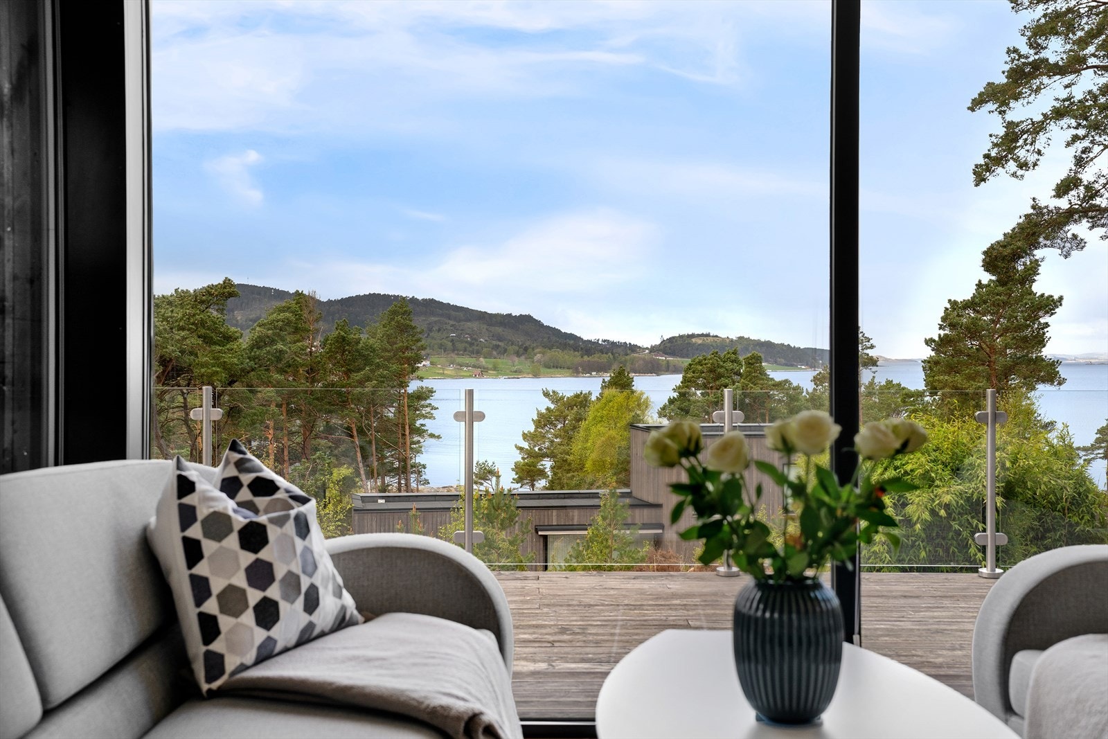 Du kan følge livet på fjorden og nyte grønne lunger også fra sofakroken. Galleribilde
