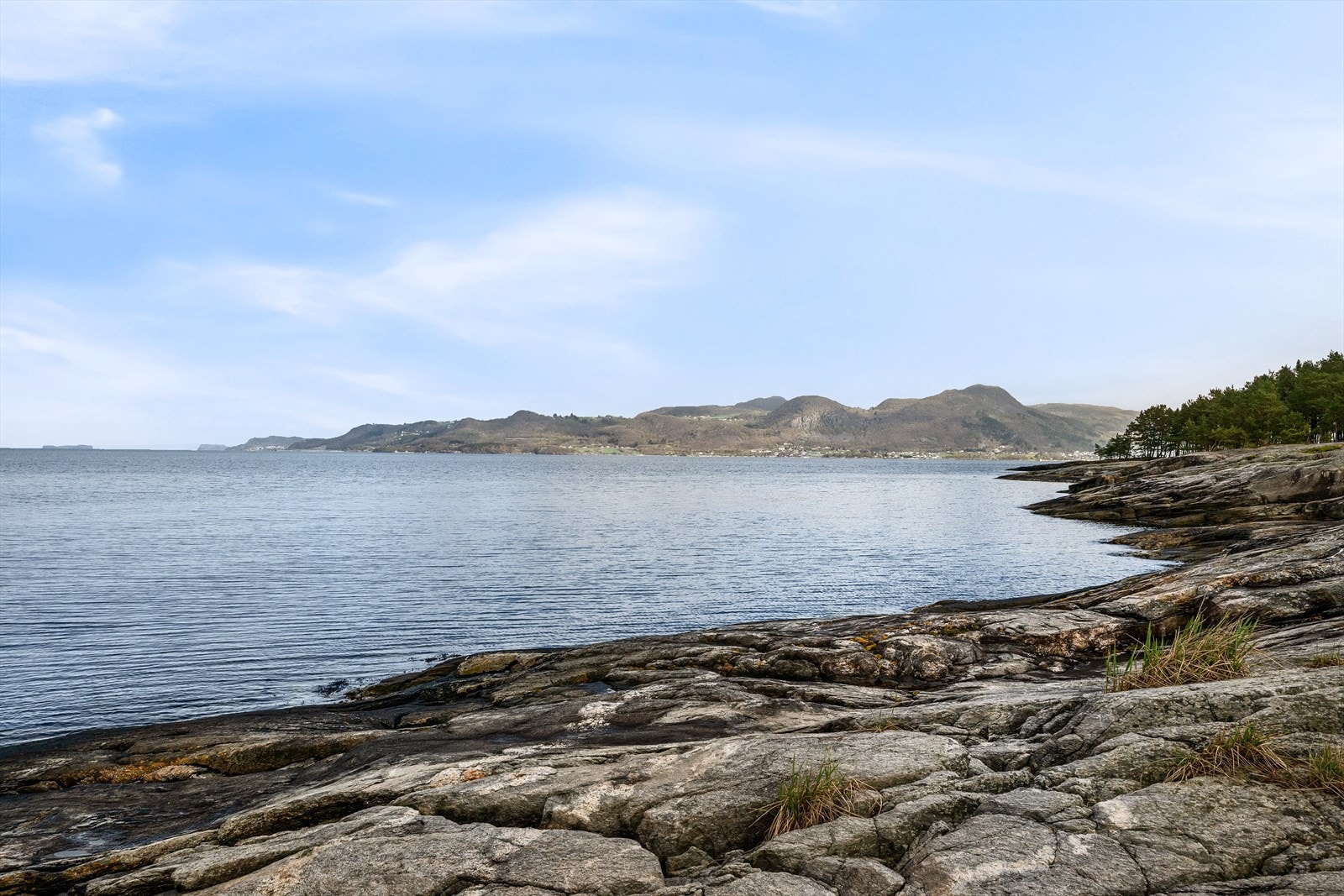 Direkte tilgang til tur langs svaberg, fisking, bading og mer. Galleribilde