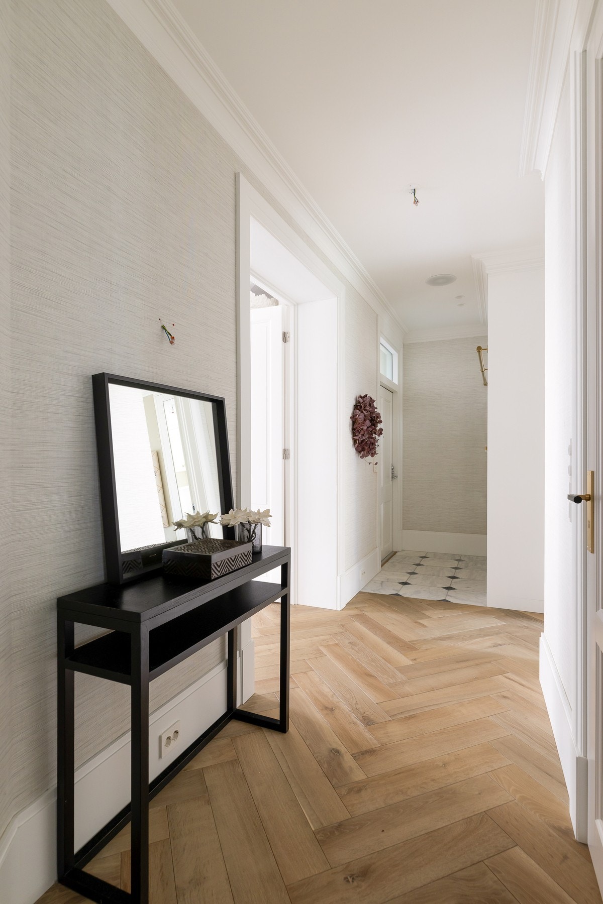 Entréen gir et godt og innbydende første møte med leiligheten. Galleribilde