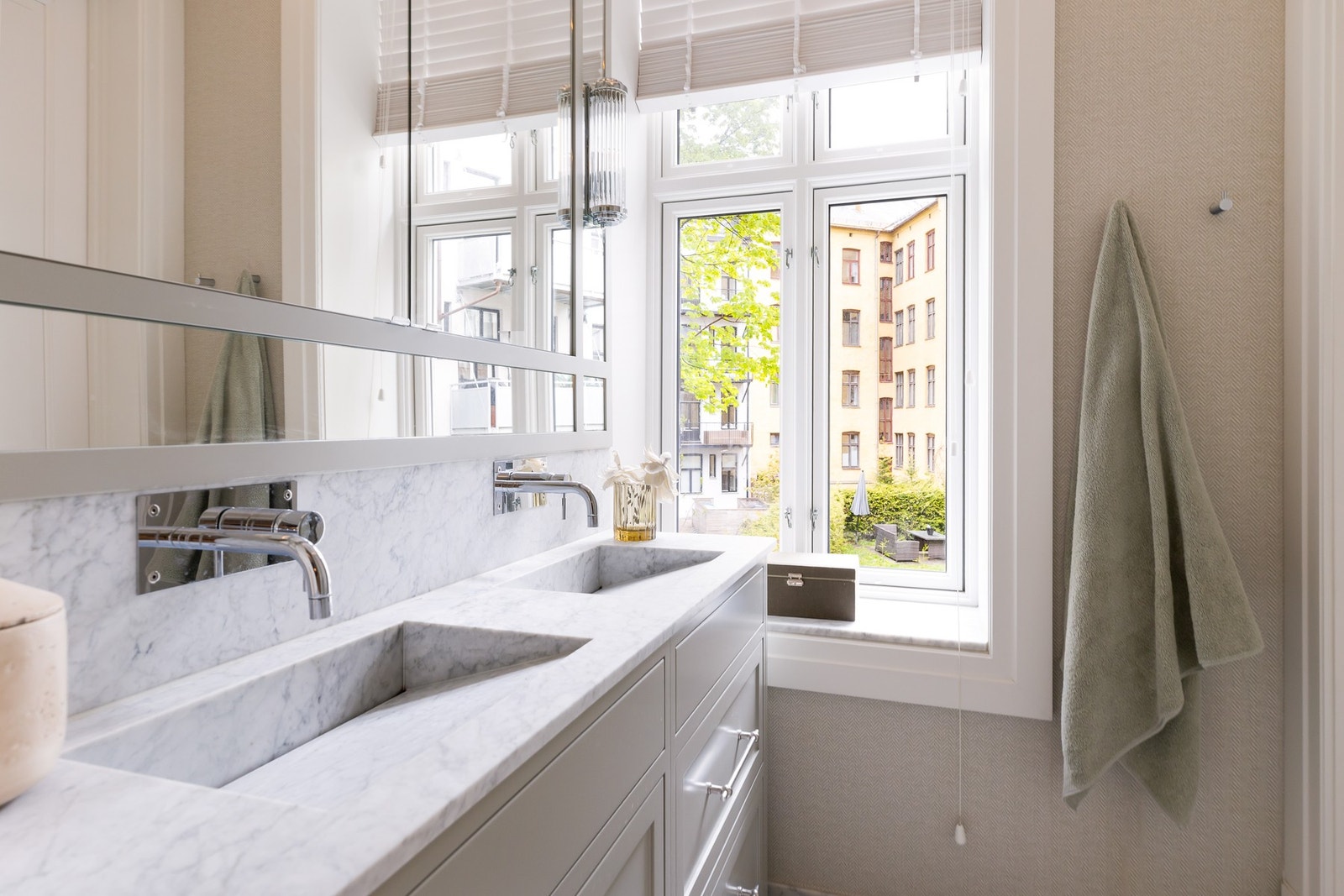 Lyst bad med vindu mot bakgård. Galleribilde