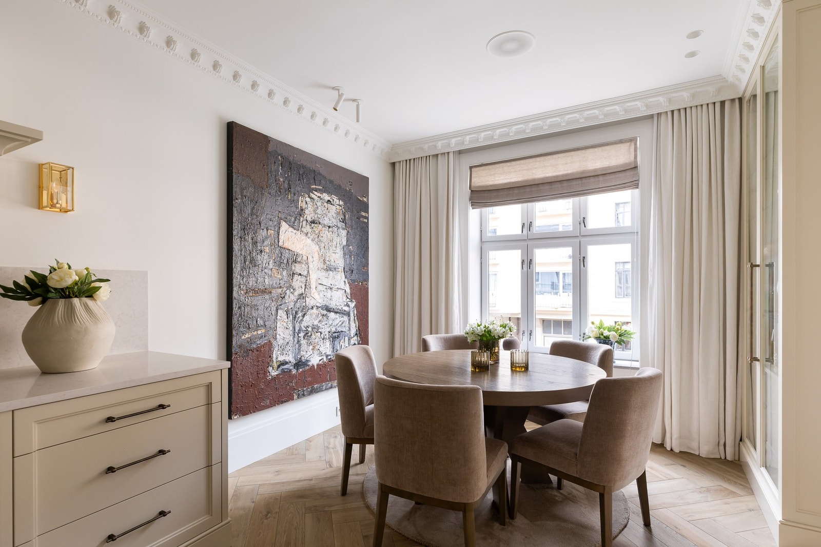 Hyggelig spisesone med god plass til hele familien, naturlig plassert ved store vindusflater. Galleribilde