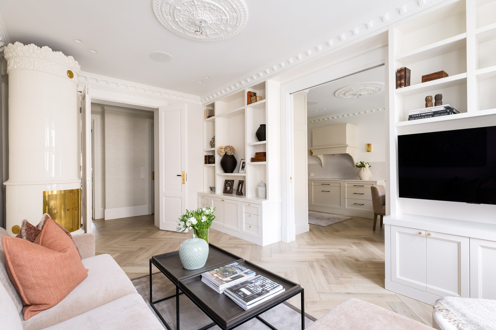 Downlights integrert i senkede himlingsflater gir en behagelig og justerbar belysning gjennom hele dagen. Galleribilde