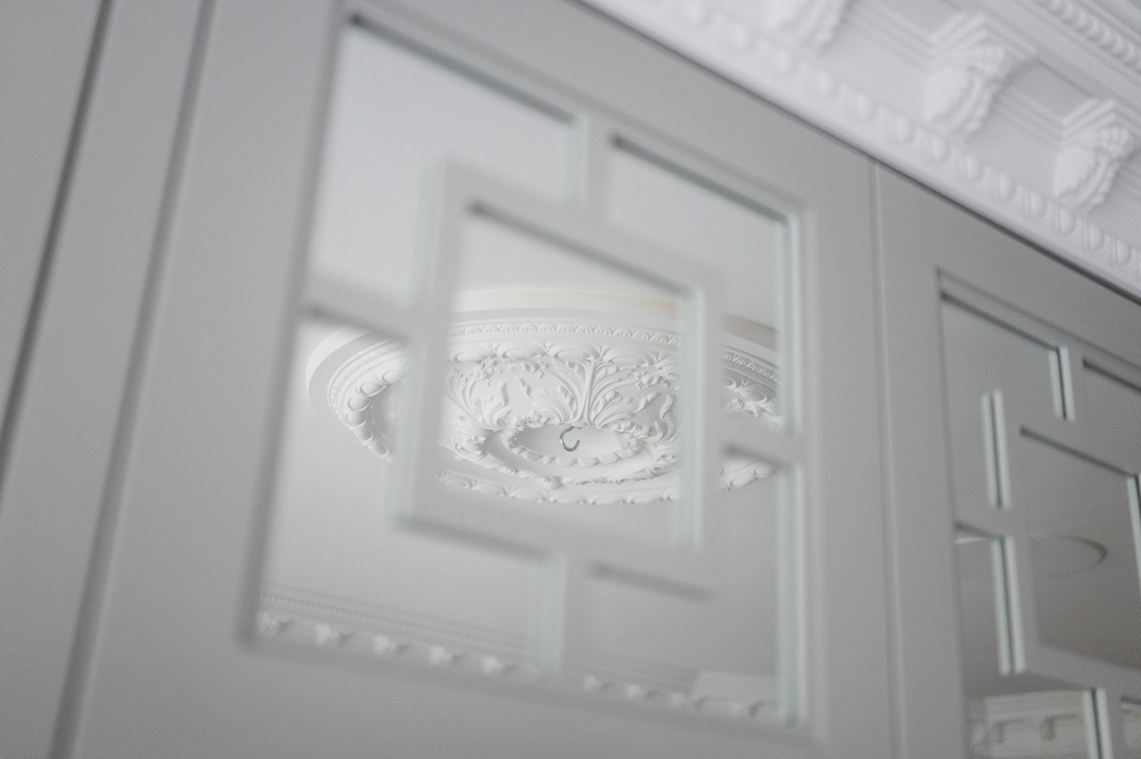 Stukkatur i taket og downlights understreker den gjennomgående standarden fra de øvrige rommene. Galleribilde