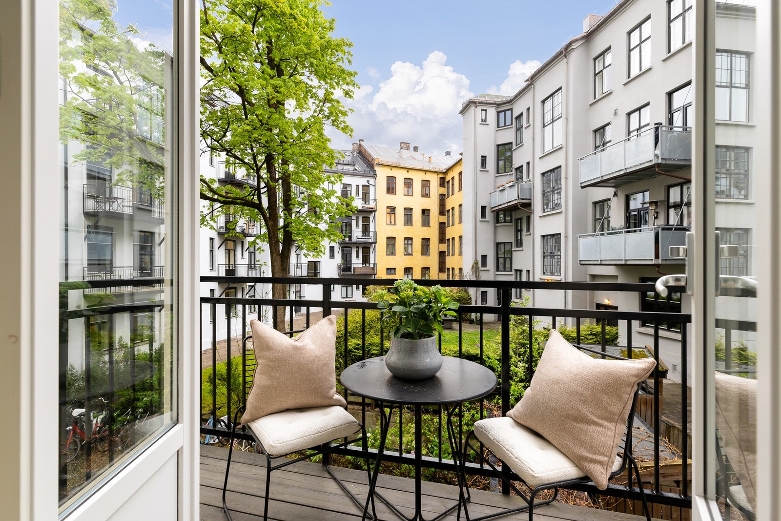 Nordvestvendt balkong på 5 m² mot rolig bakgård. Galleribilde