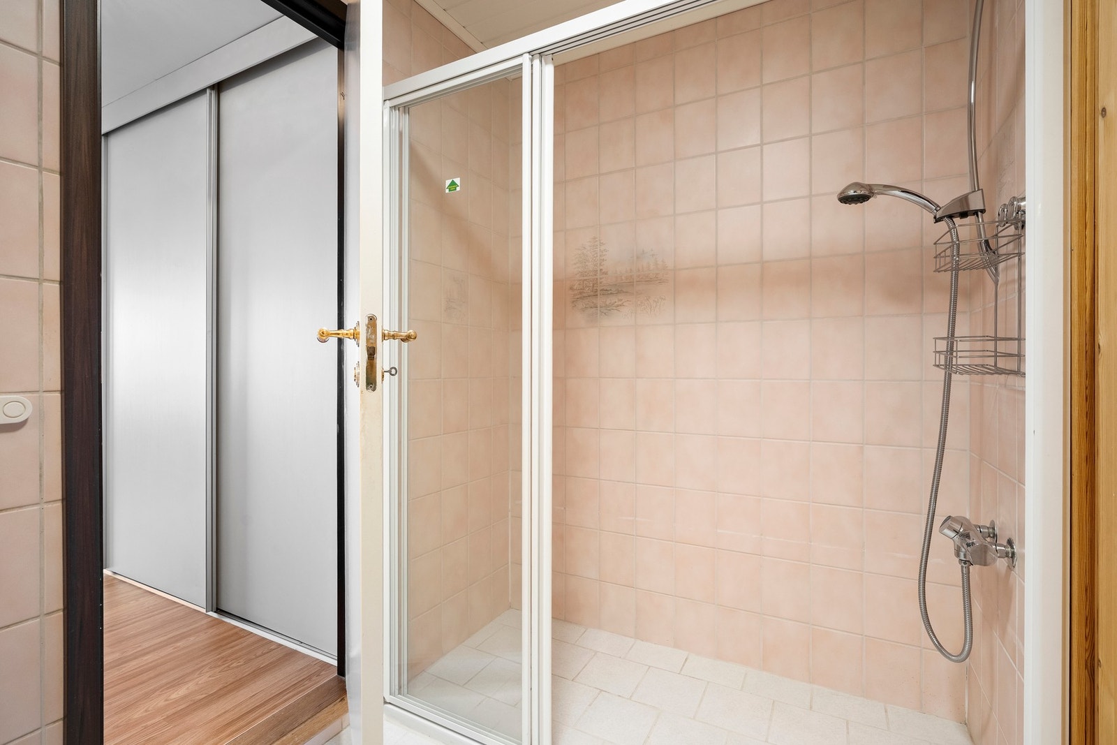 Badet er fra byggeåret og har behov for oppgradering. Galleribilde