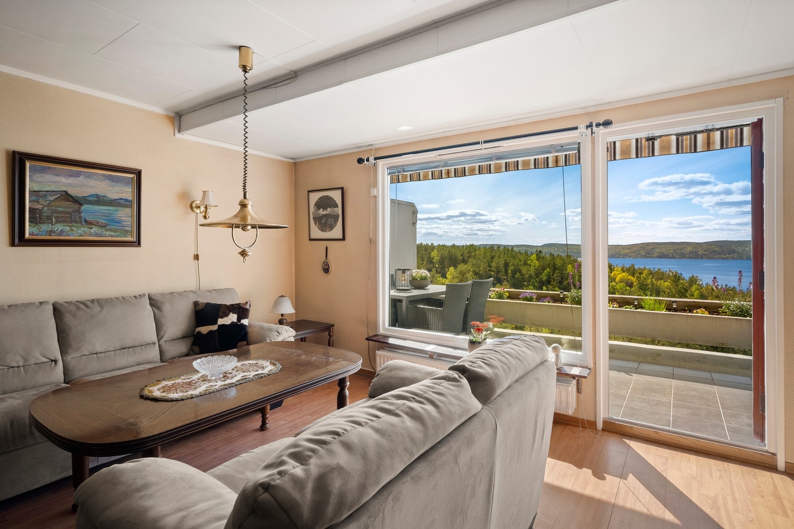 Stuen har store vindusflater som gir rommet godt med naturlig lys. Galleribilde