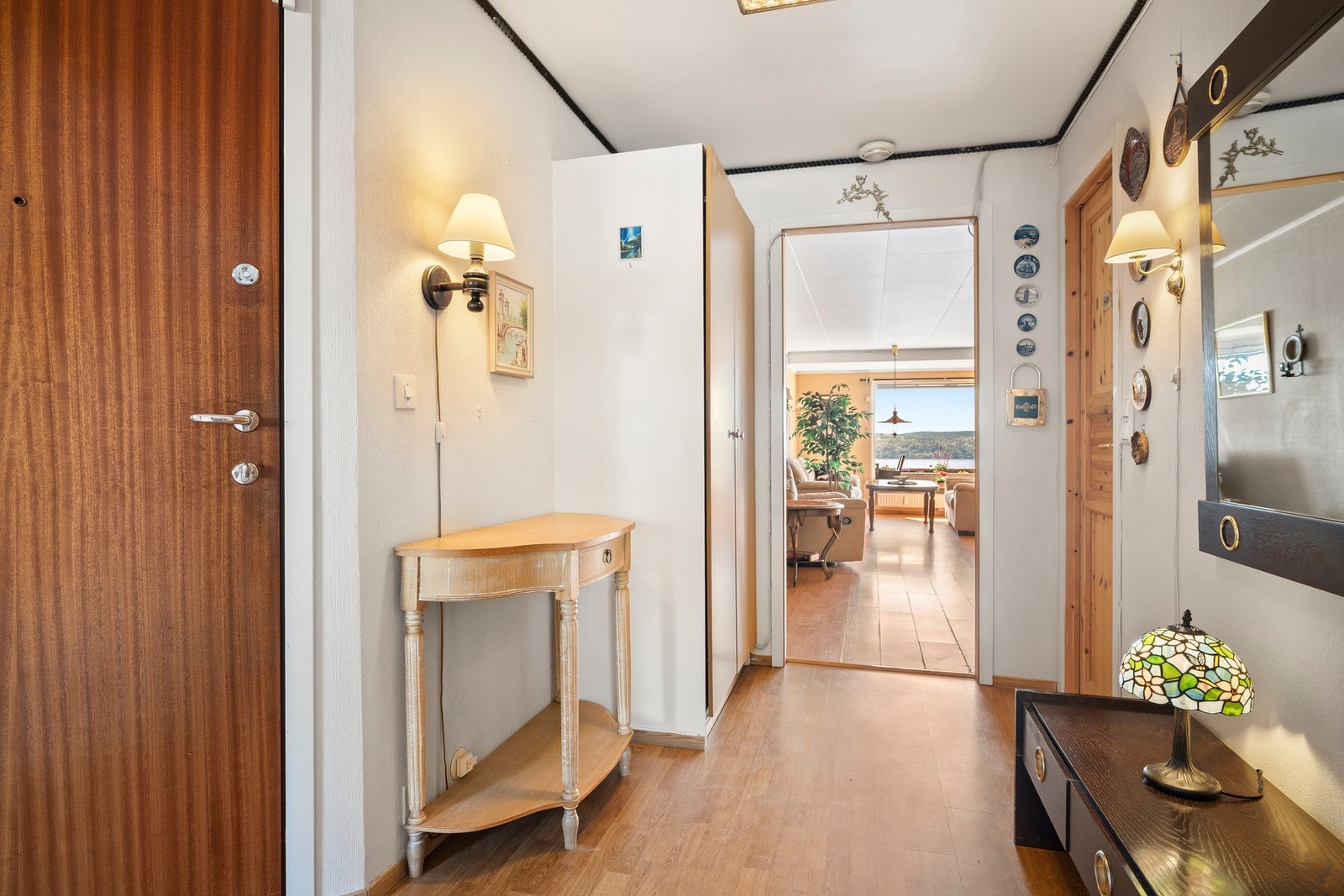 Romslig entré. Galleribilde