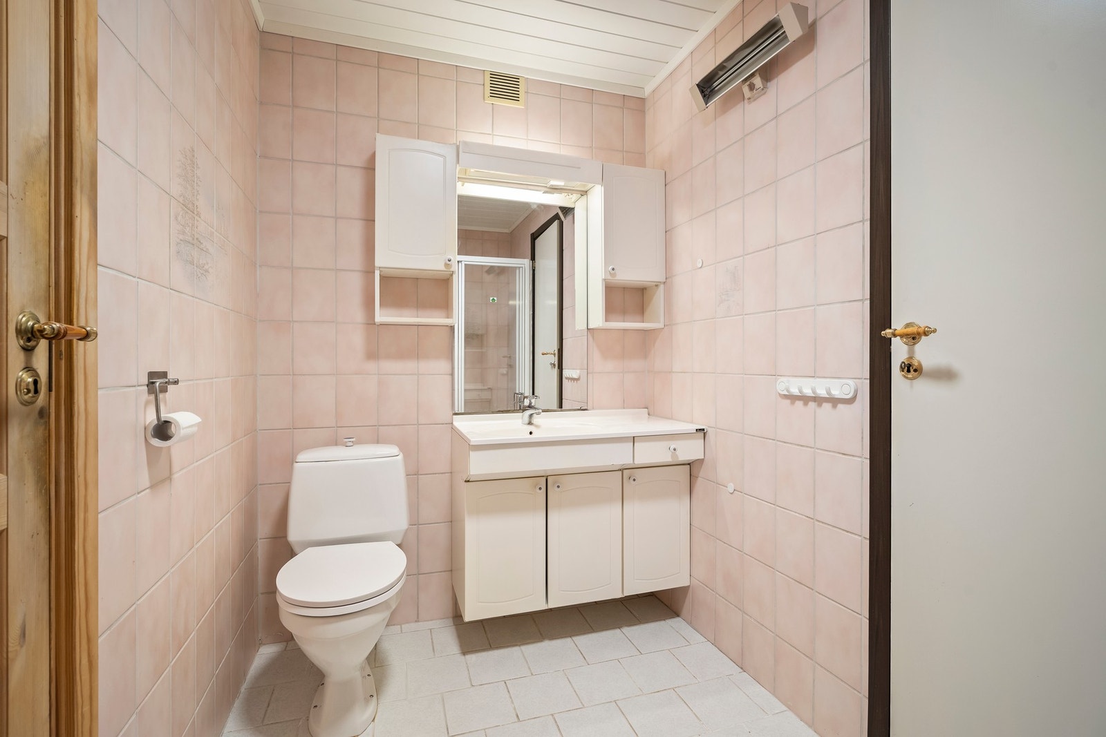 Badet inneholder toalett, servant med skap og speil over servant samt dusj av god størrelse. Galleribilde