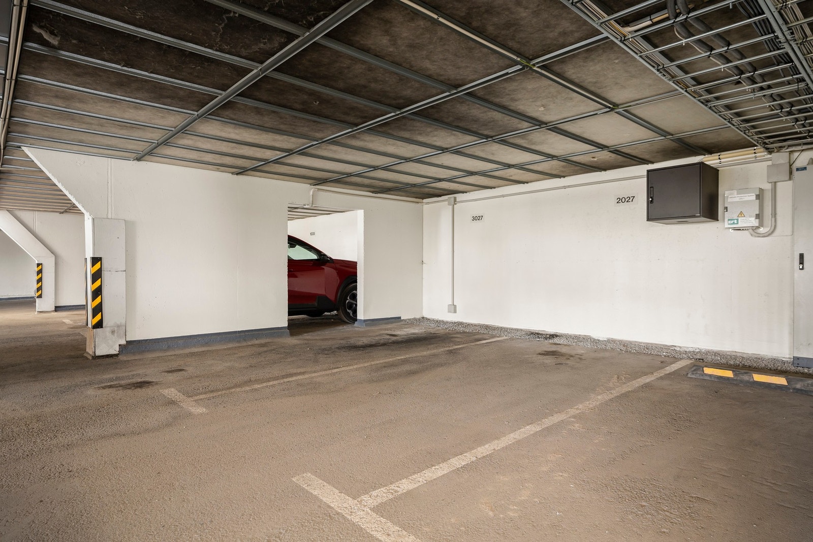 Medfølgende parkeringsplass i felles garasjeanlegg i underetasjen. Galleribilde