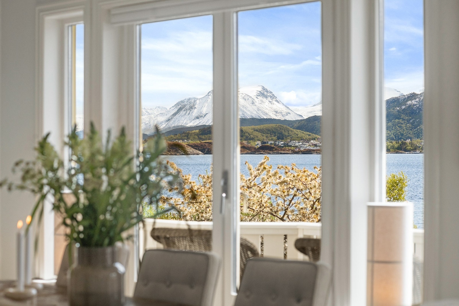 Utsikten mot Sula og Hessafjorden kan nytes fra hele oppholdsrommet Galleribilde