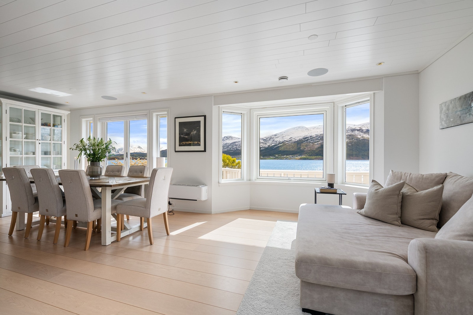 Stuen i hovedetasjen har en åpen løsning med god plass til både spisebord og sofagruppe Galleribilde