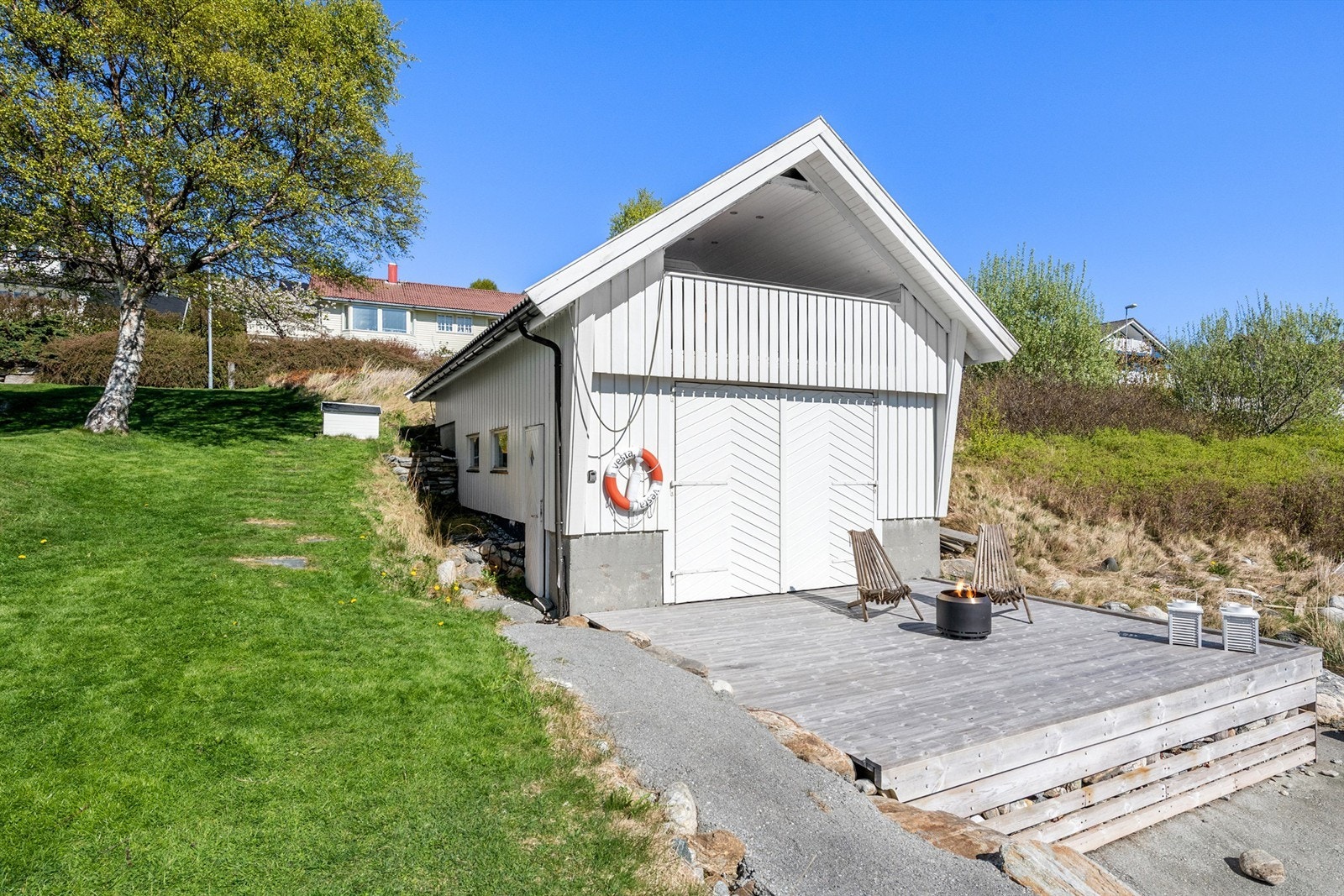 Separat naust fra 2003 med treterrasse foran kan kjøpes i tillegg - kfr. megler Galleribilde