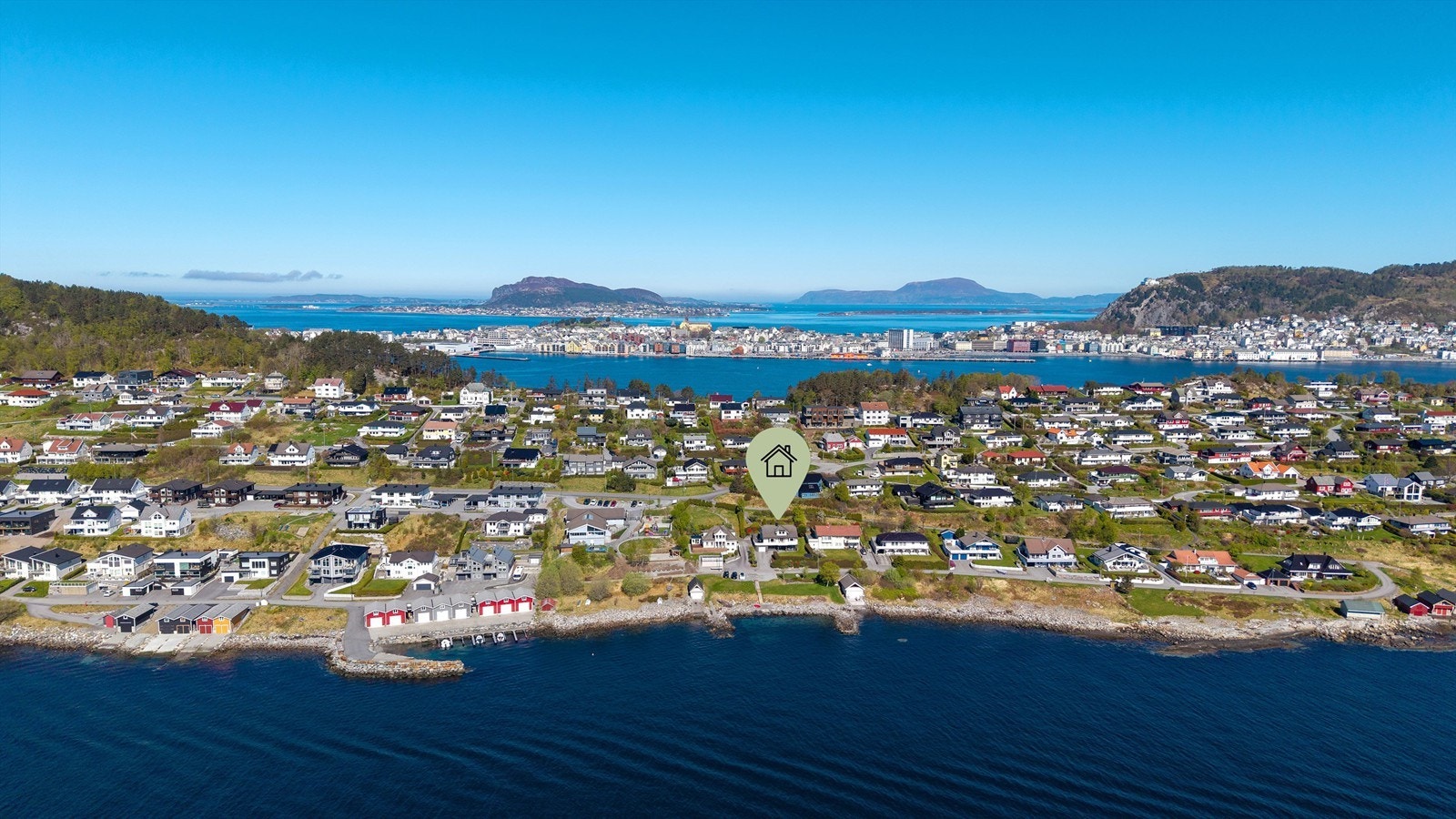 Det er kun cirka 10 minutter med bil til Ålesund sentrum Galleribilde