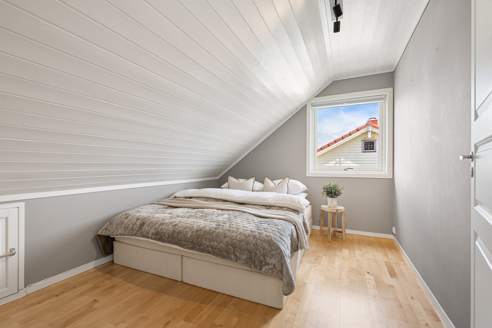 Loftsetasjen inneholder totalt tre soverom Galleribilde