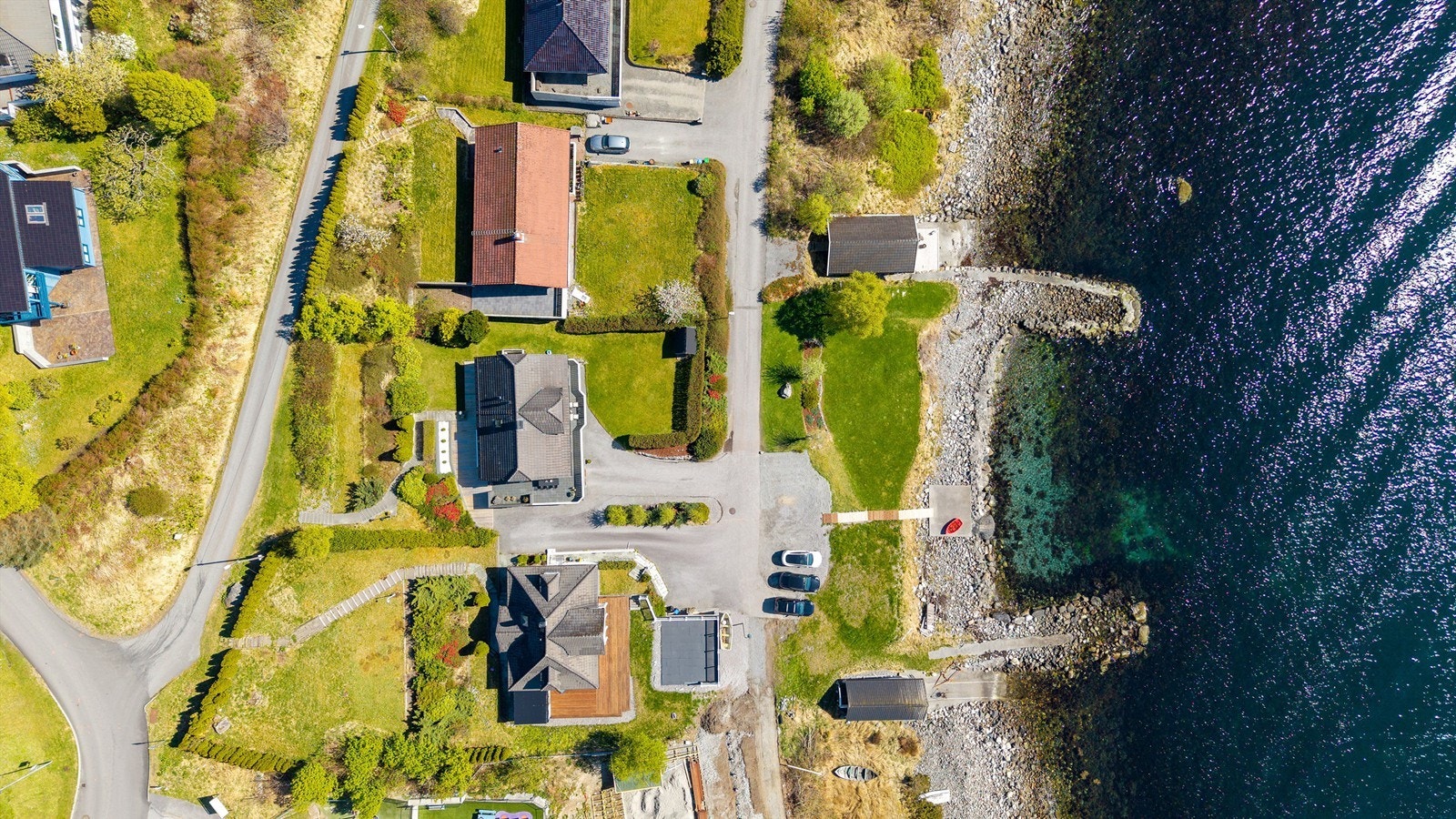 Eiendommen ligger like ved sjøen med gode muligheter for bading og fiske Galleribilde