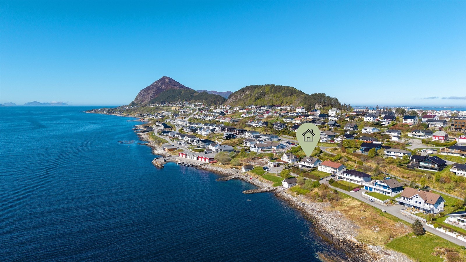 Dronebilde tatt fra øst mot vest. Eiendommen har kort vei til turstier, badeplasser og Sukkertoppen
Foto: Stian Wiik Galleribilde