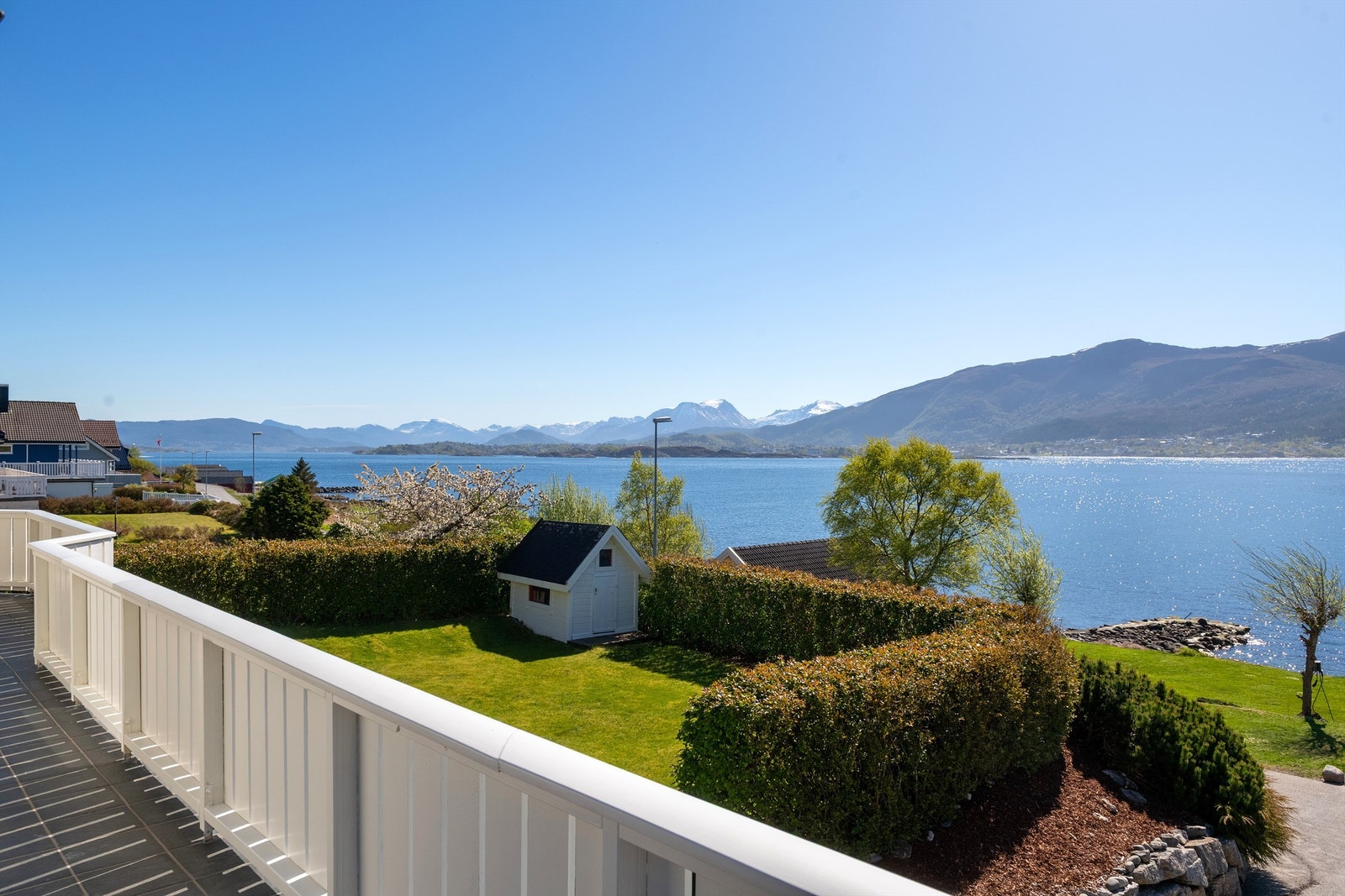 Fra den store terrassen er det en åpen utsikt over fjorden og fjellene Galleribilde
