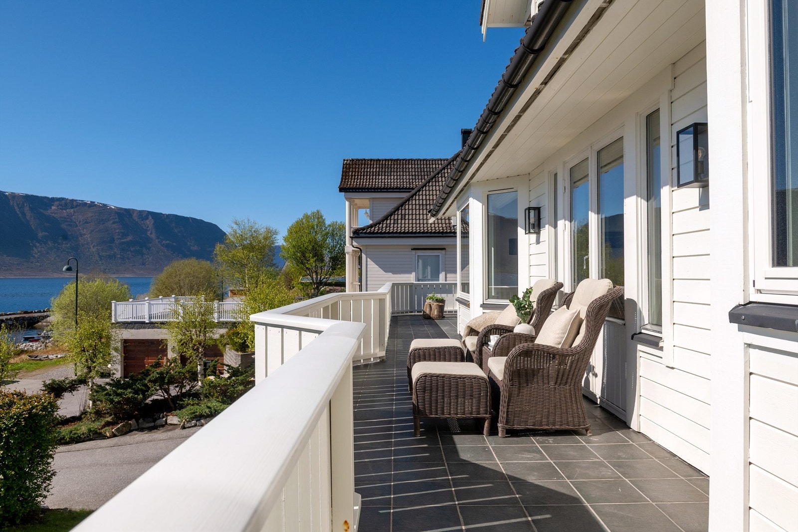 Den flislagte terrassen har god plass til flere sittegrupper Galleribilde