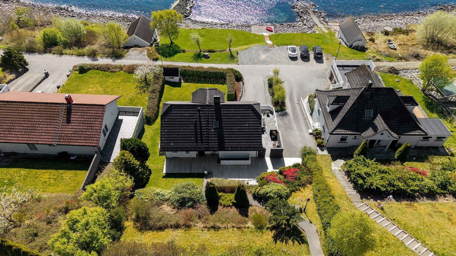 Oversikt over den store tomten og nærheten til sjøen Galleribilde