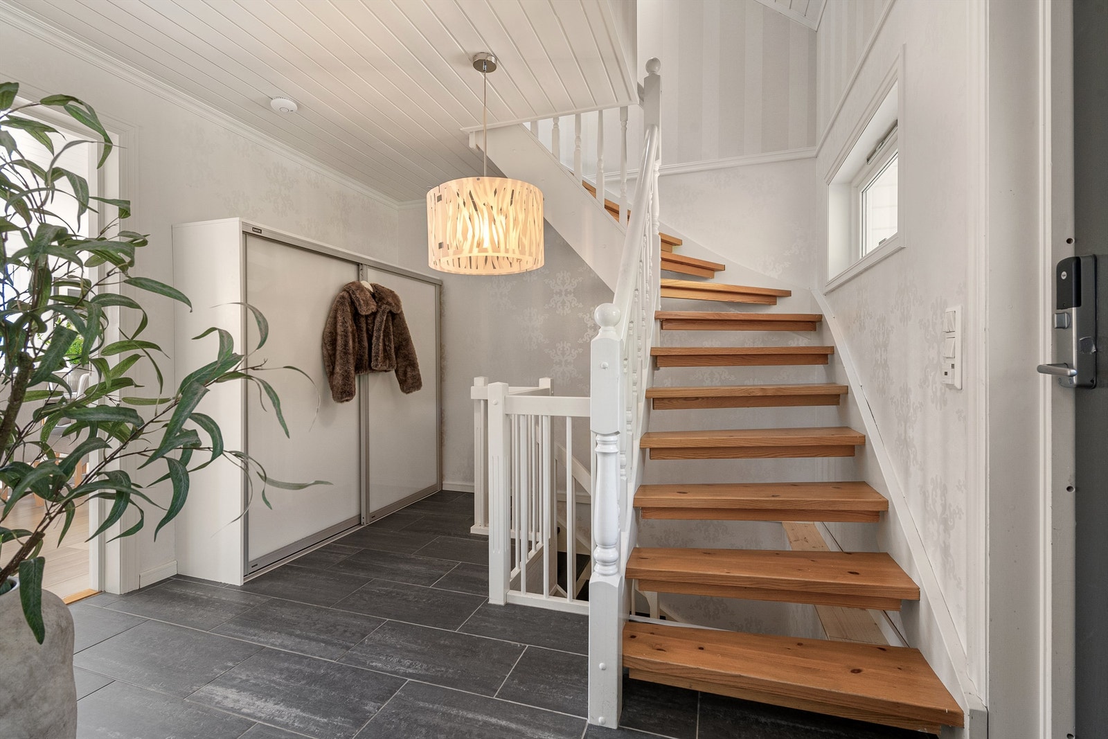 Entré med flislagt gulv med gulvvarme og god plass til garderobeløsning. Galleribilde