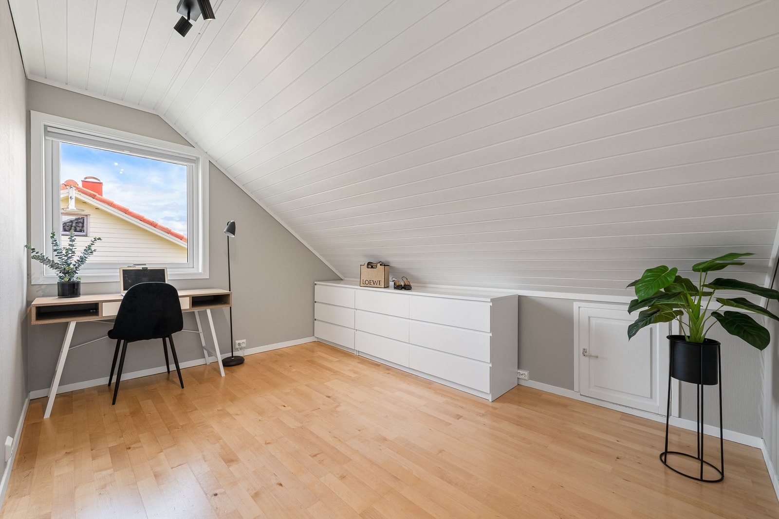 Soverom med parkett på gulv og malt panel i taket Galleribilde