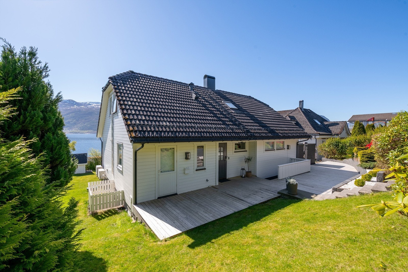 Boligen ligger i en sørvendt skråning med gode solforhold. Galleribilde