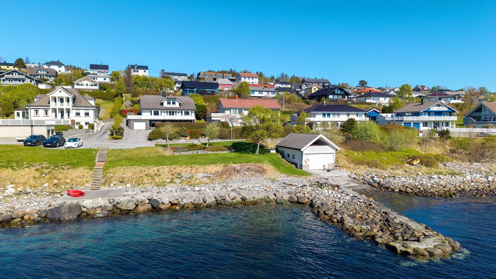 Det er mulighet for kjøp av naustplass med naust rett nedenfor eiendommen Galleribilde