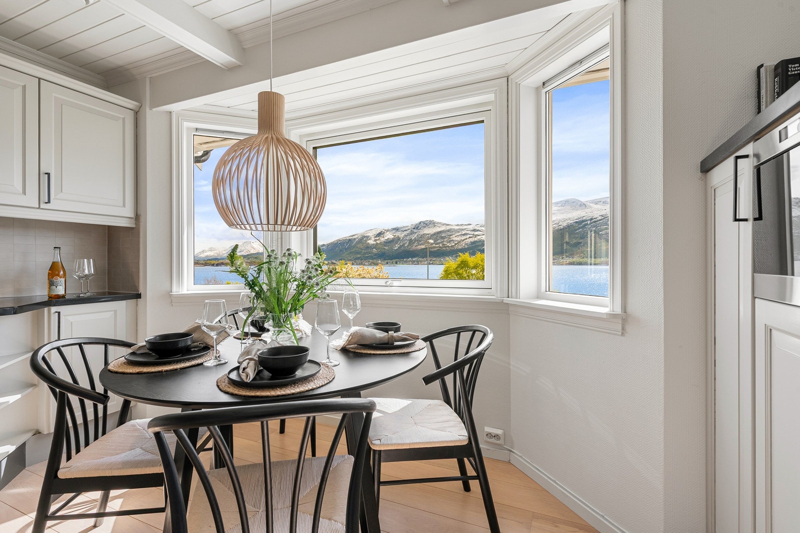Spiseplassen på kjøkkenet har en flott plassering i karnappet med utsikt mot fjorden Galleribilde