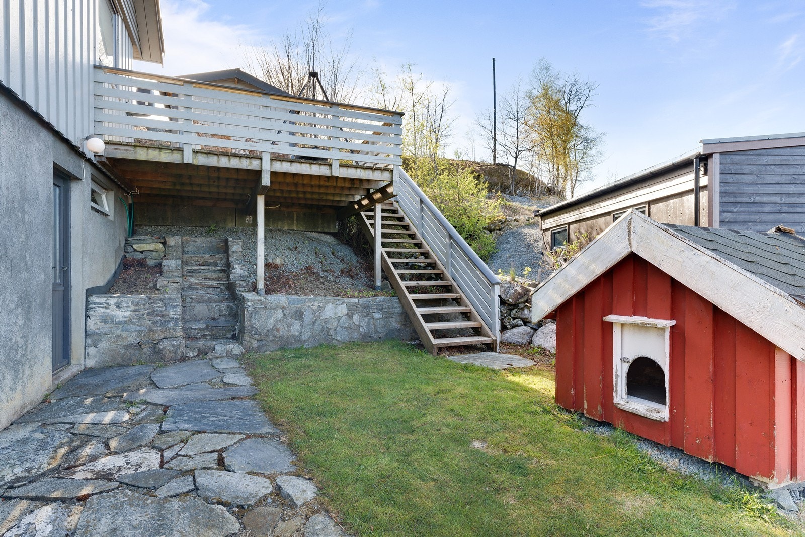 Terrasse med rekkverk og trapp som leder ned til hagen. Galleribilde