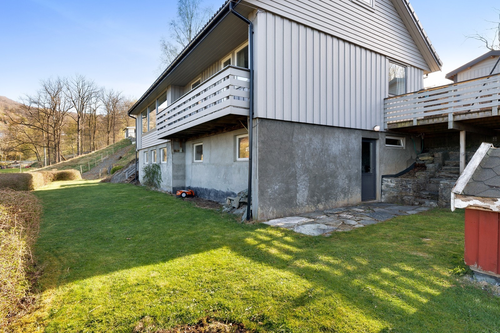 Pent opparbeidet tomt med gode oppholdssoner ute. Galleribilde
