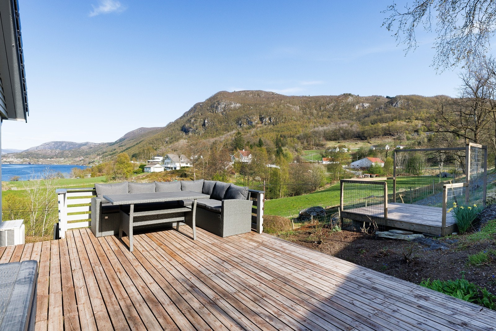 Romslig terrasse og flere uteplasser for rekreasjon og sosiale sammenkomster Galleribilde