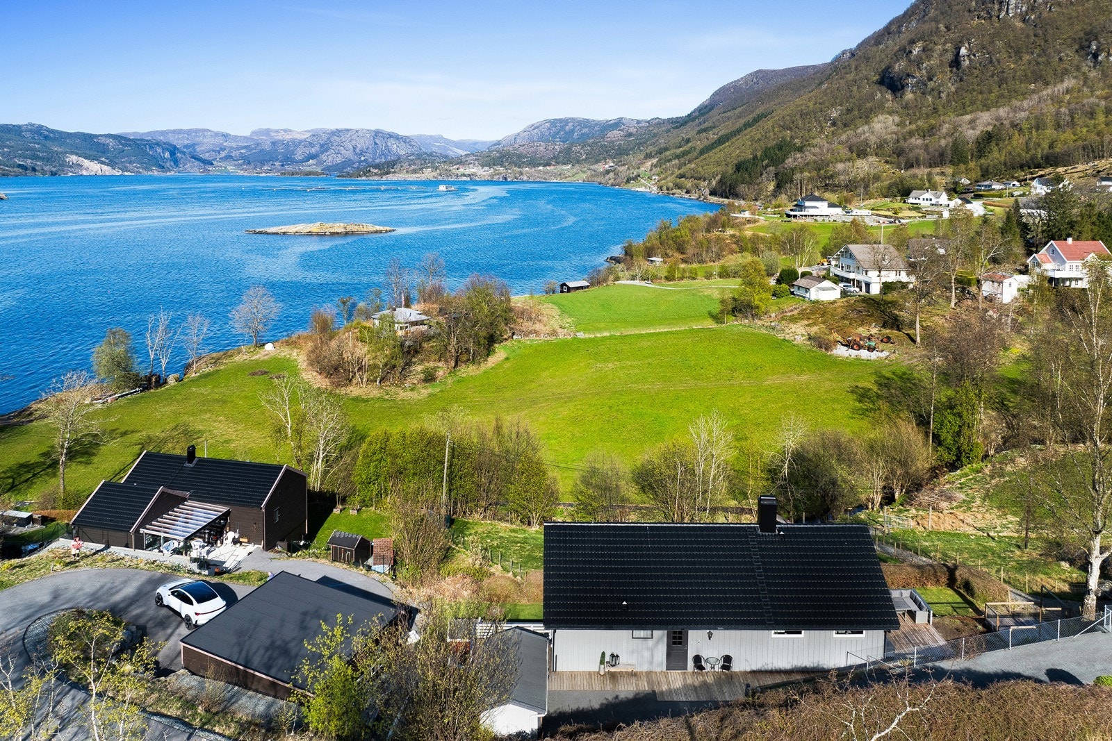 Boligen ligger nydelig til blant grønne marker, fjord og fjell! Galleribilde