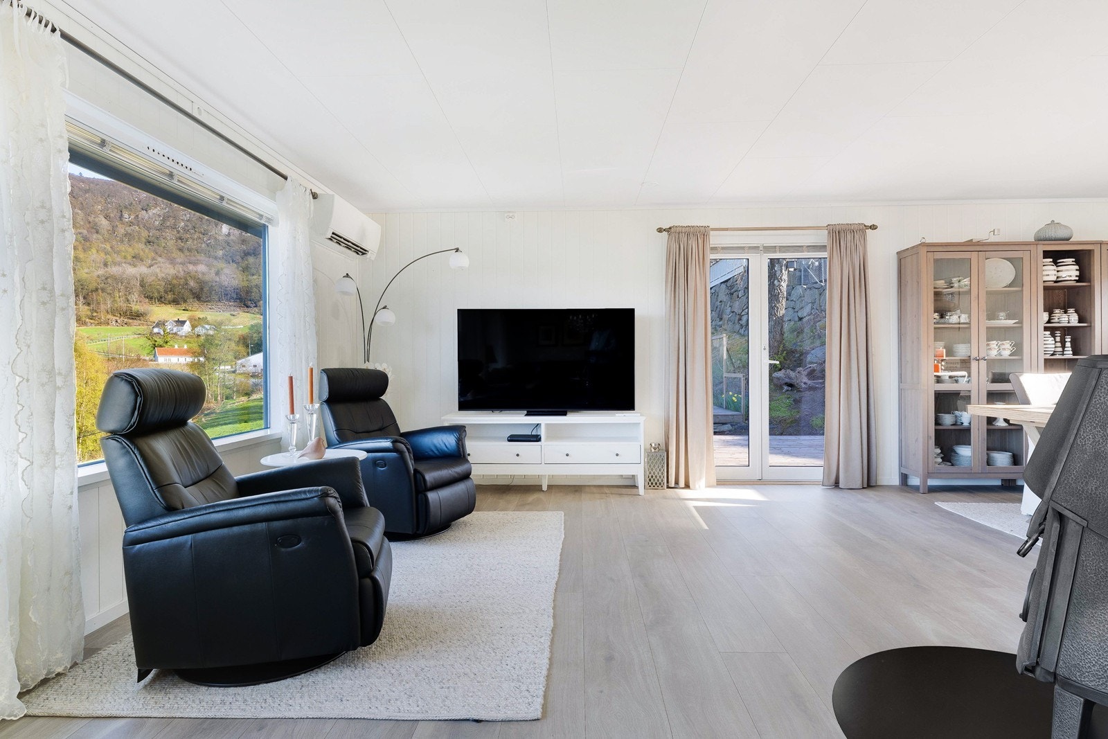 Utgang til solrik balkong fra stuen. Galleribilde