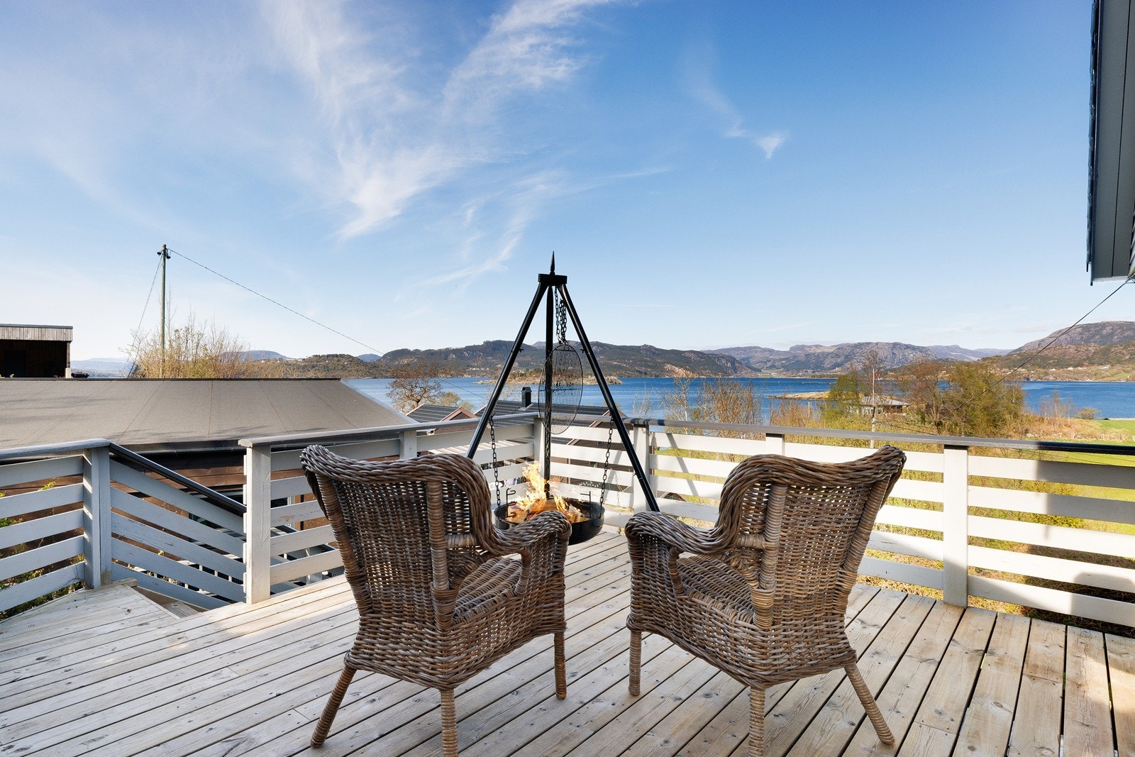 Stemningsfull uteplass med bålpanne og god plass til sittegruppe. Galleribilde