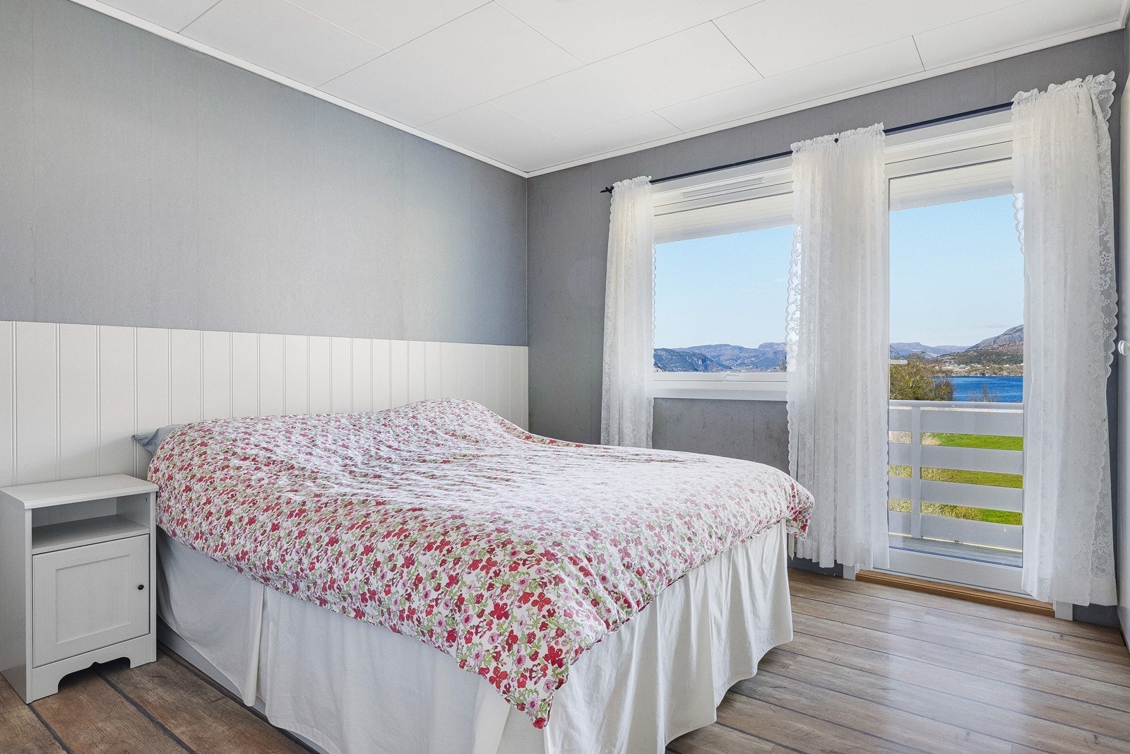 Romslig hovedsoverom med god plass til stor seng. Galleribilde
