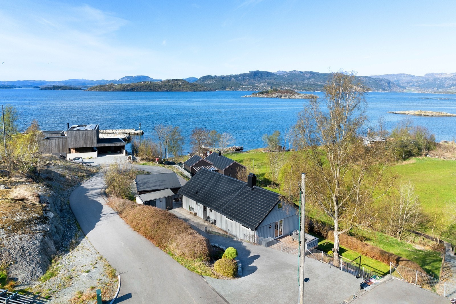 Flott beliggenhet med kort vei til fjorden og mulighet for kjøp av båtplass i umiddelbar nærhet. Galleribilde