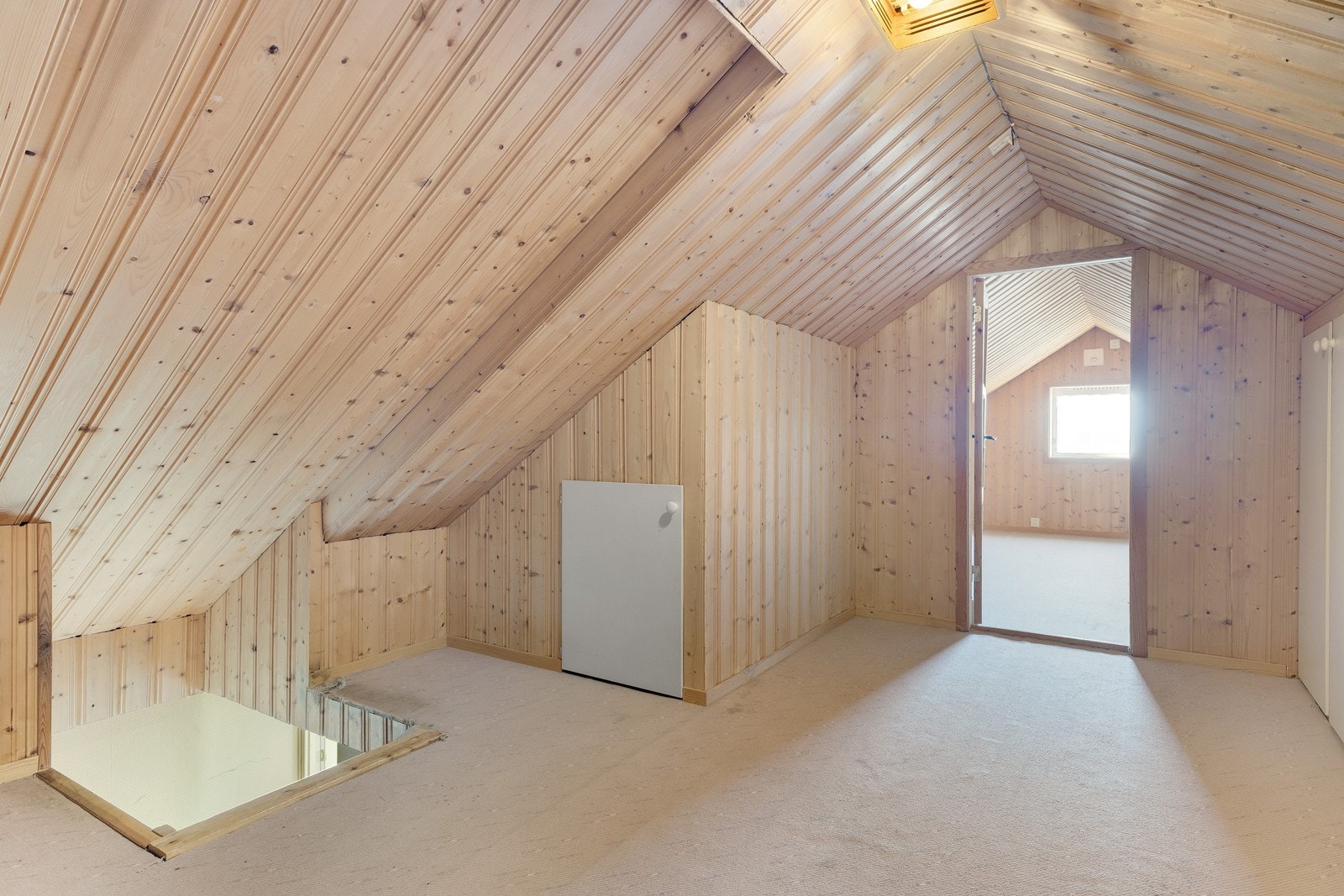 I 2. etasje er det en åpen gang og 2 soverom med skråtak, i tillegg er det flere kott med god oppbevaringsplass. Det foreligger ikke tegninger på loft og megler kan ikke sjekke om rommene er godkjent for varig opphold. Galleribilde