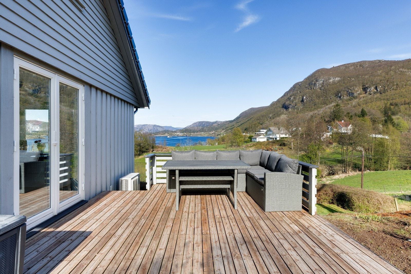 Romslig terrasse med god plass til utemøbler og grill. Galleribilde