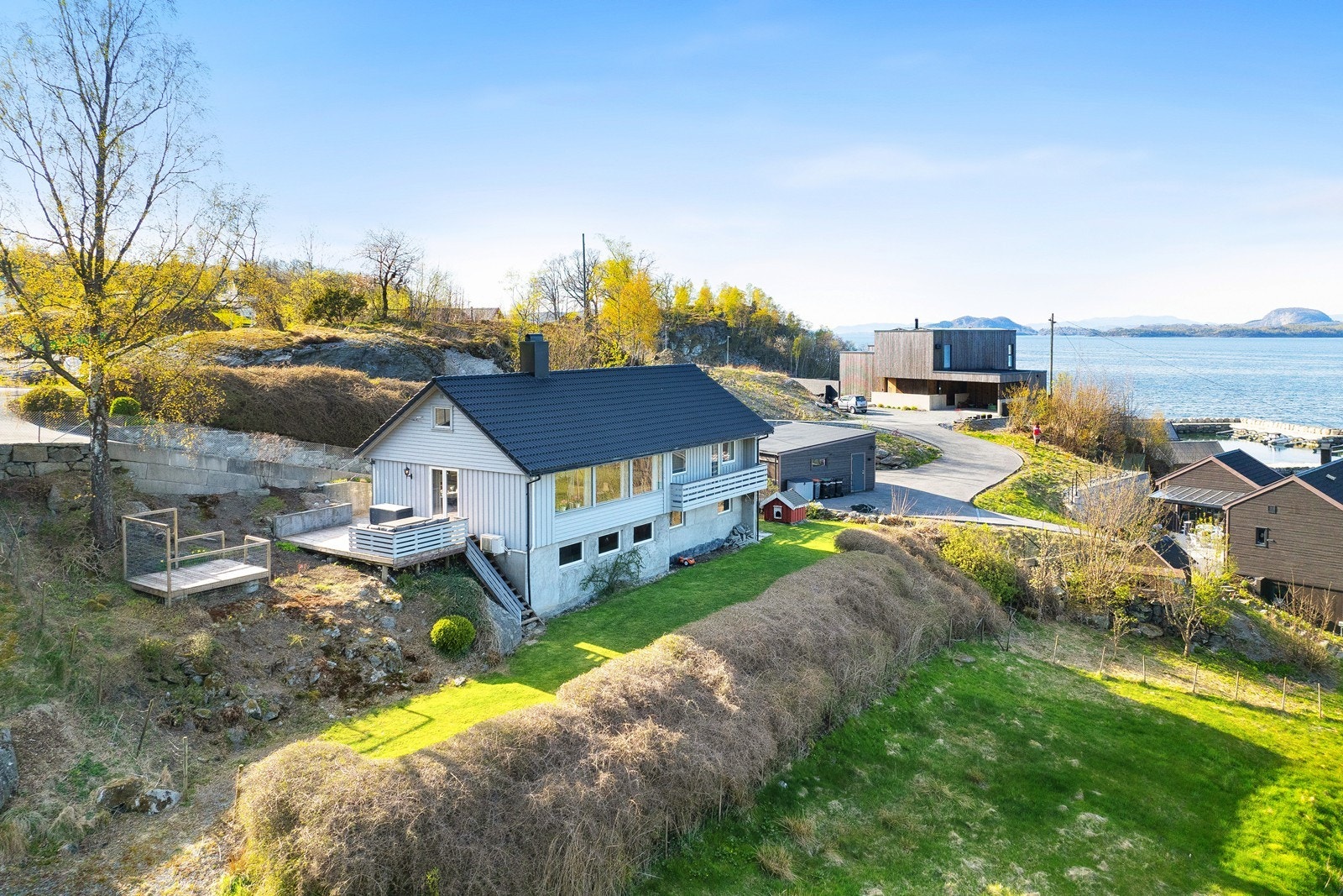 Boligen går over to etasjer + loft og er betraktelig påkostet de siste årene. Galleribilde