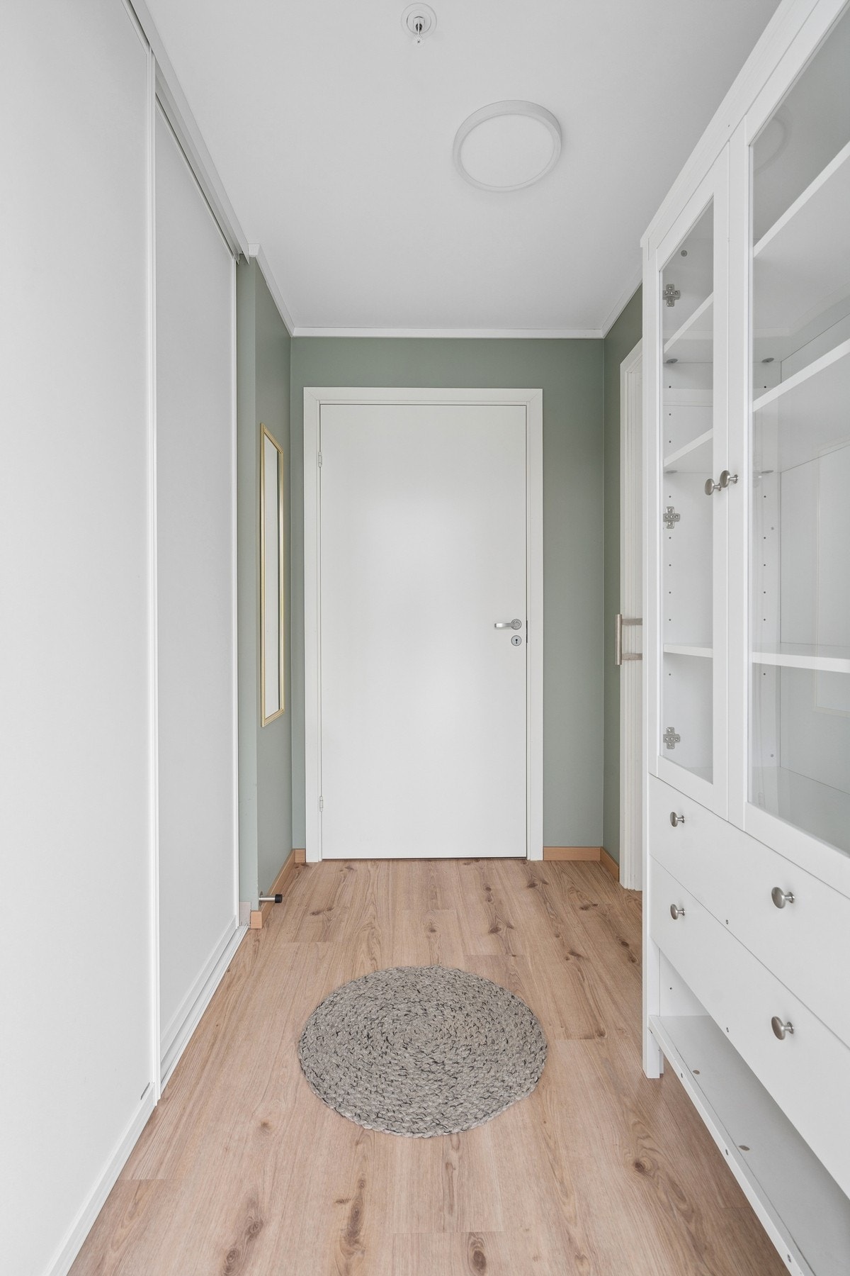Gangen har, i likhet med stue og soverom, vannbåren varme og laminat på gulvet. Galleribilde
