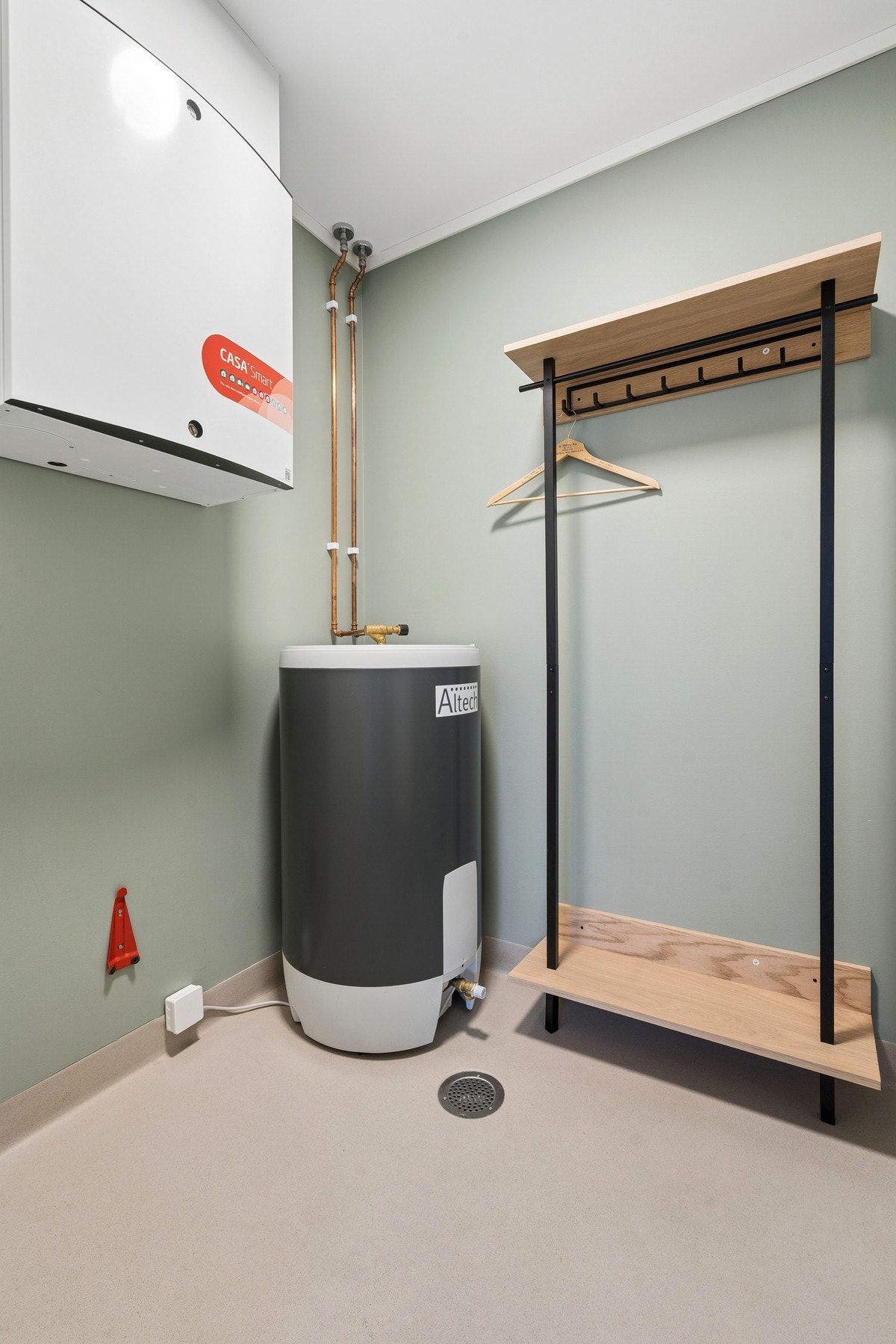 Leiligheten har en innvendig bod som huser leilighetens tekniske installasjoner, inkludert varmtvannsbereder og ventilasjonsaggregat. Galleribilde