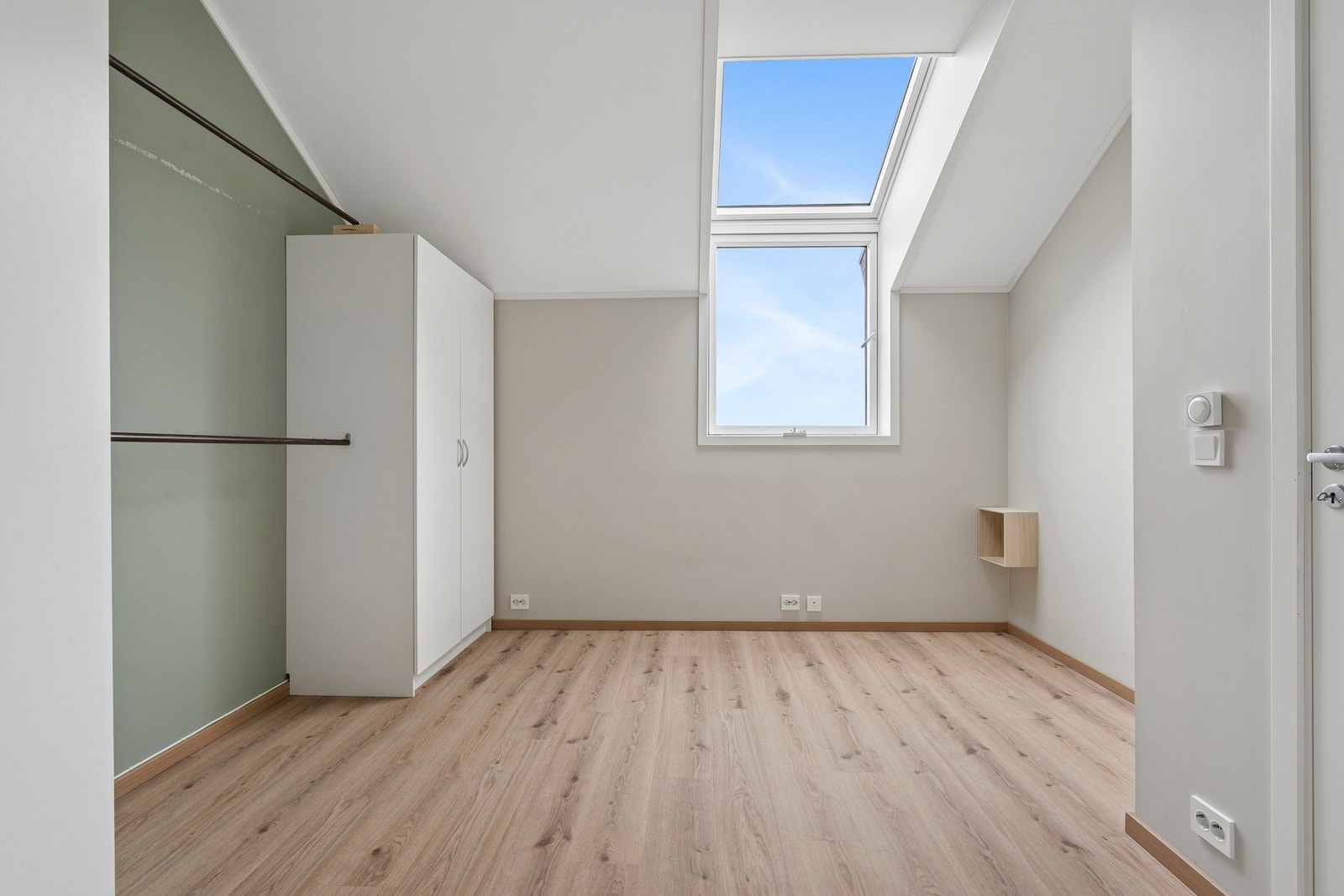 Soverommet har en rolig plassering i leiligheten, adskilt fra de sosiale sonene. Rommet har vannbåren varme og god plass til garderobeløsning. Galleribilde
