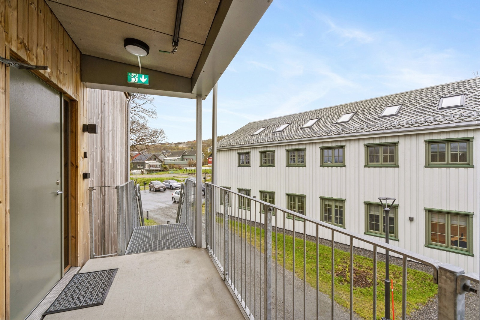 Leiligheten har adkomst via felles heis, eller via trapp fra bakkeplan. Det er takoverbygg ved inngangspartiet. Galleribilde