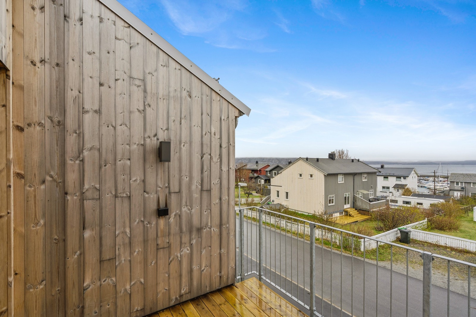 Fra stuen er det direkte utgang til en privat balkong på 7 m². Herfra er det utsyn mot fjord, fjell og nærområdet. Galleribilde