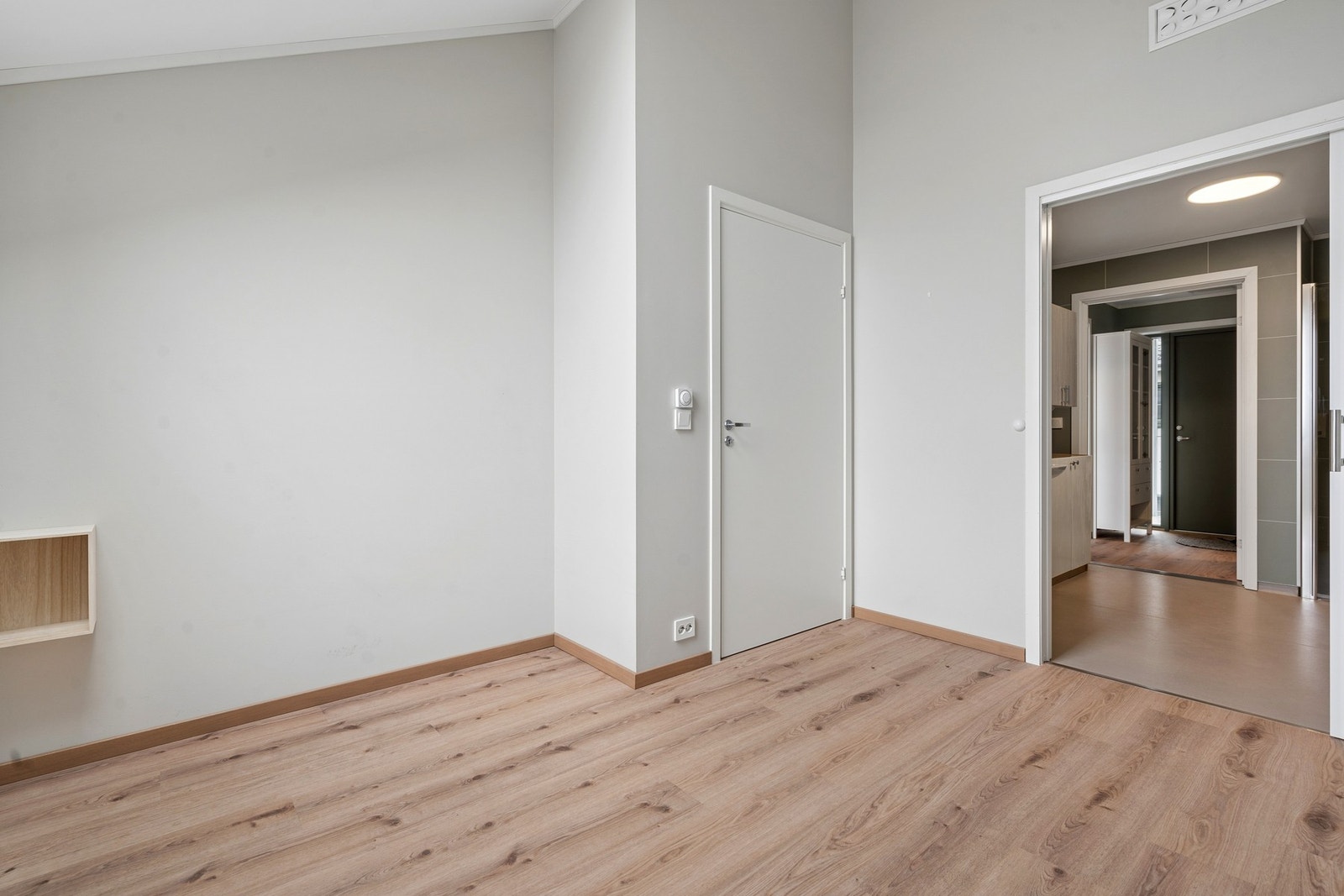 Det er skyvedør mellom soverom og badet for enkel adkomst mellom rommene, og via døren til venstre kommer du rett inn på stuen. Galleribilde