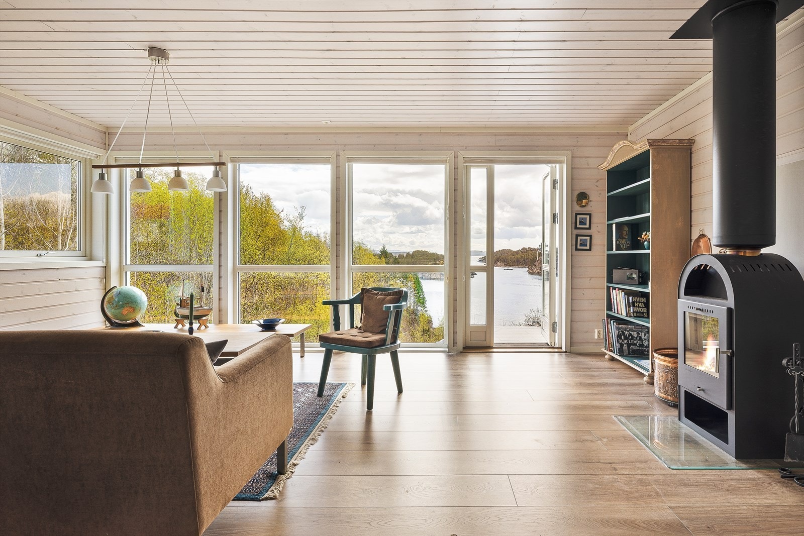 Flott 1-stavs laminat er gjennomgående i hele etasjen, foruten baderom. Galleribilde